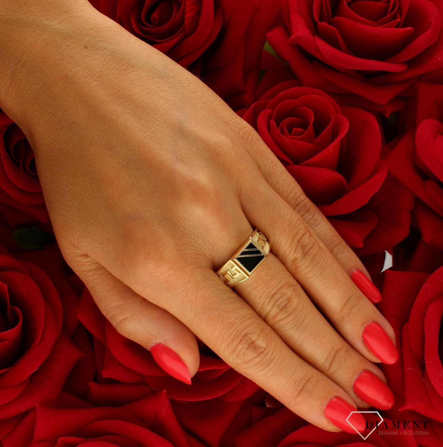 Złoty sygnet męski ozdobiony czarną emalią i wzorem Drogi Greckiej  585 DIA-PRS-10457-585 Złoty męski  sygnet wykonany z żółtego złota próby 585. Męska złota biżuteria idealna na prezent (1).jpg