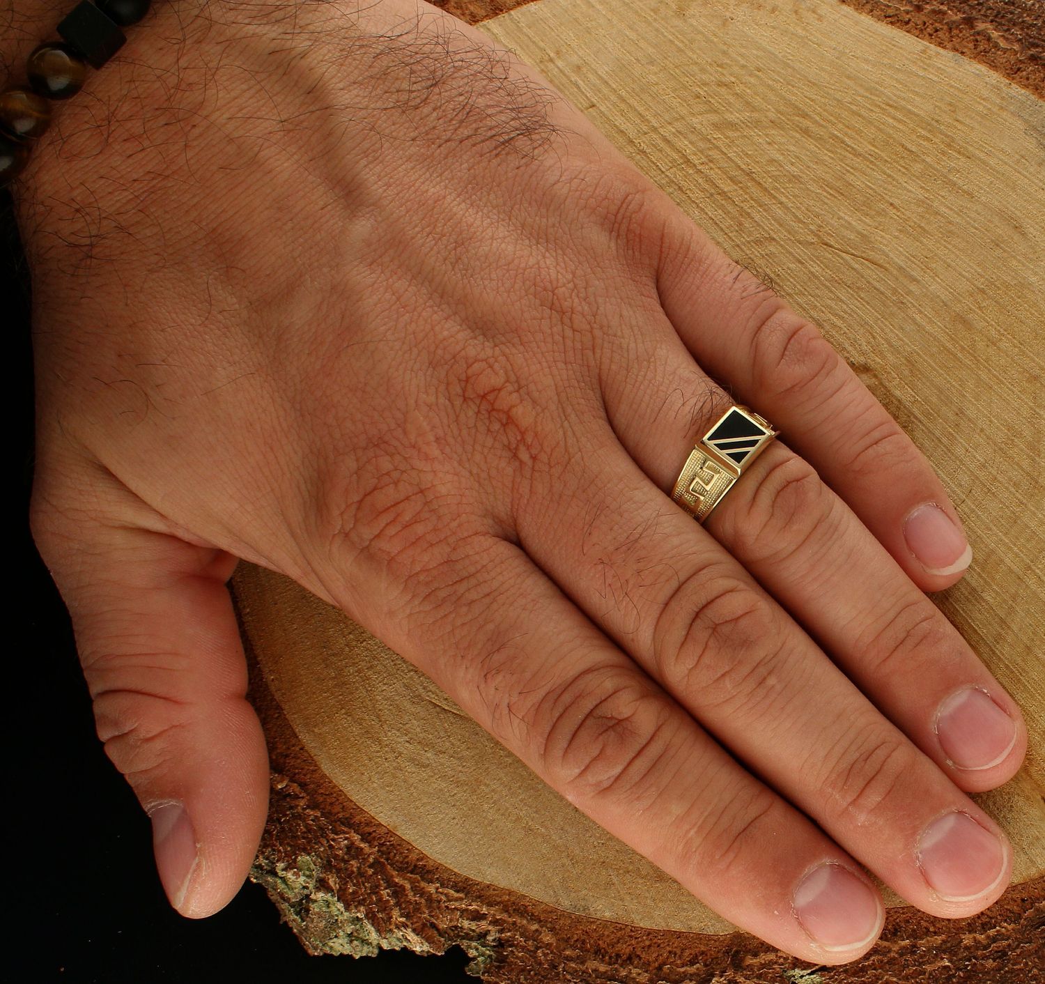 Złoty sygnet męski ozdobiony czarną emalią i wzorem Drogi Greckiej  585 DIA-PRS-10457-585 Złoty męski  sygnet wykonany z żółtego złota próby 585. Męska złota biżuteria idealna na prezent (1).jpg