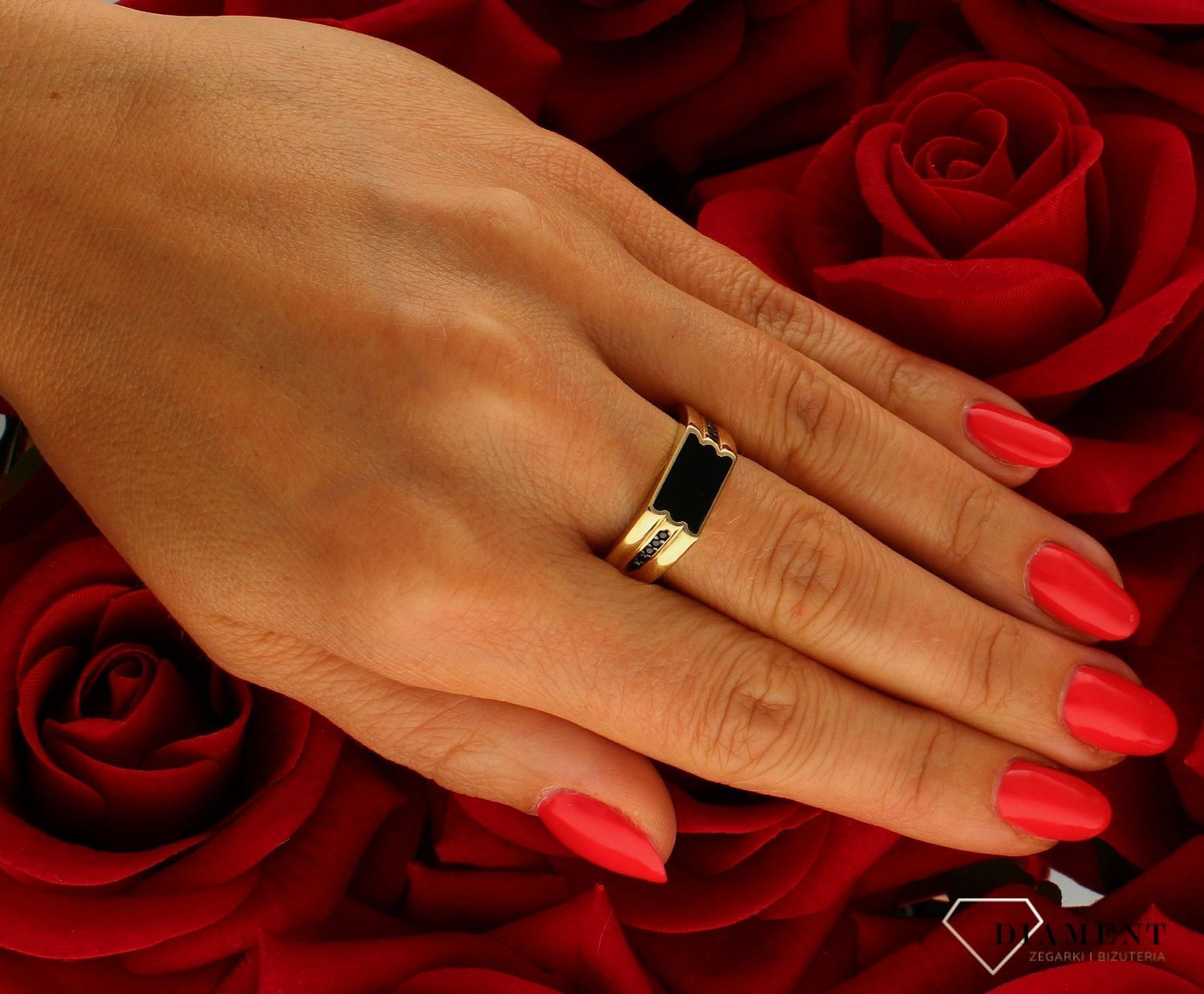 Złoty sygnet męski 585 o prostokątnej formie z Czarnymi elementami DIA-PRS-10458-585 Złoty męski  sygnet wykonany z żółtego złota próby 585. Męska złota biżuteria idealna na prezent (1).jpg