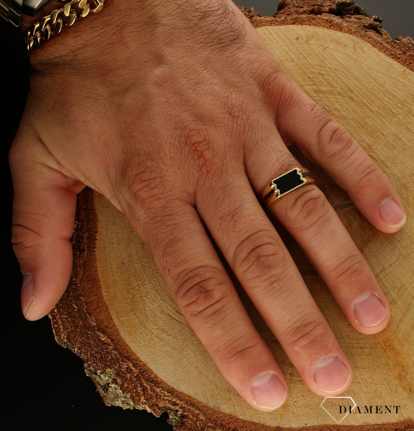 Złoty sygnet męski 585 o prostokątnej formie z Czarnymi elementami DIA-PRS-10458-585 Złoty męski  sygnet wykonany z żółtego złota próby 585. Męska złota biżuteria idealna na prezent (1).jpg