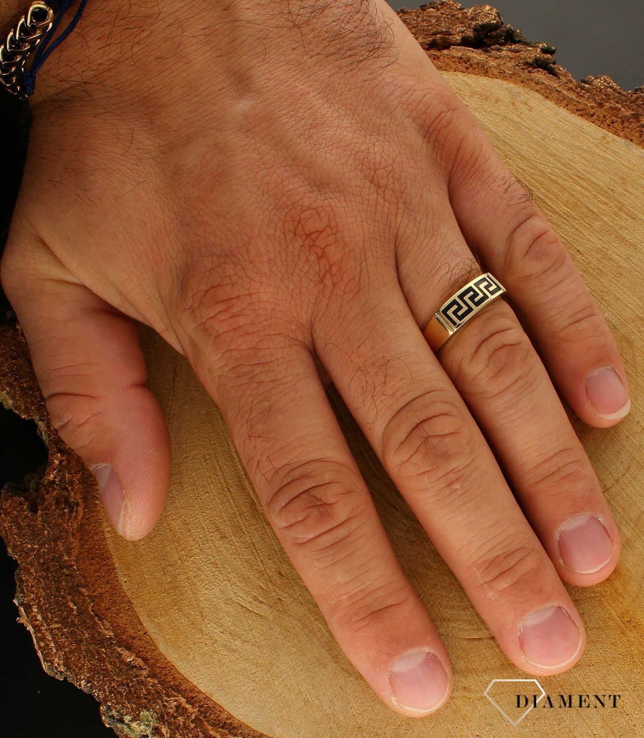 Złoty sygnet męski z żółtego złota z czarnym wzorem Drogi Greckiej 585 DIA-PRS-10459-585. Złoty męski  sygnet wykonany z żółtego złota próby 585. Męska złota biżuteria idealna na prezent..jpg