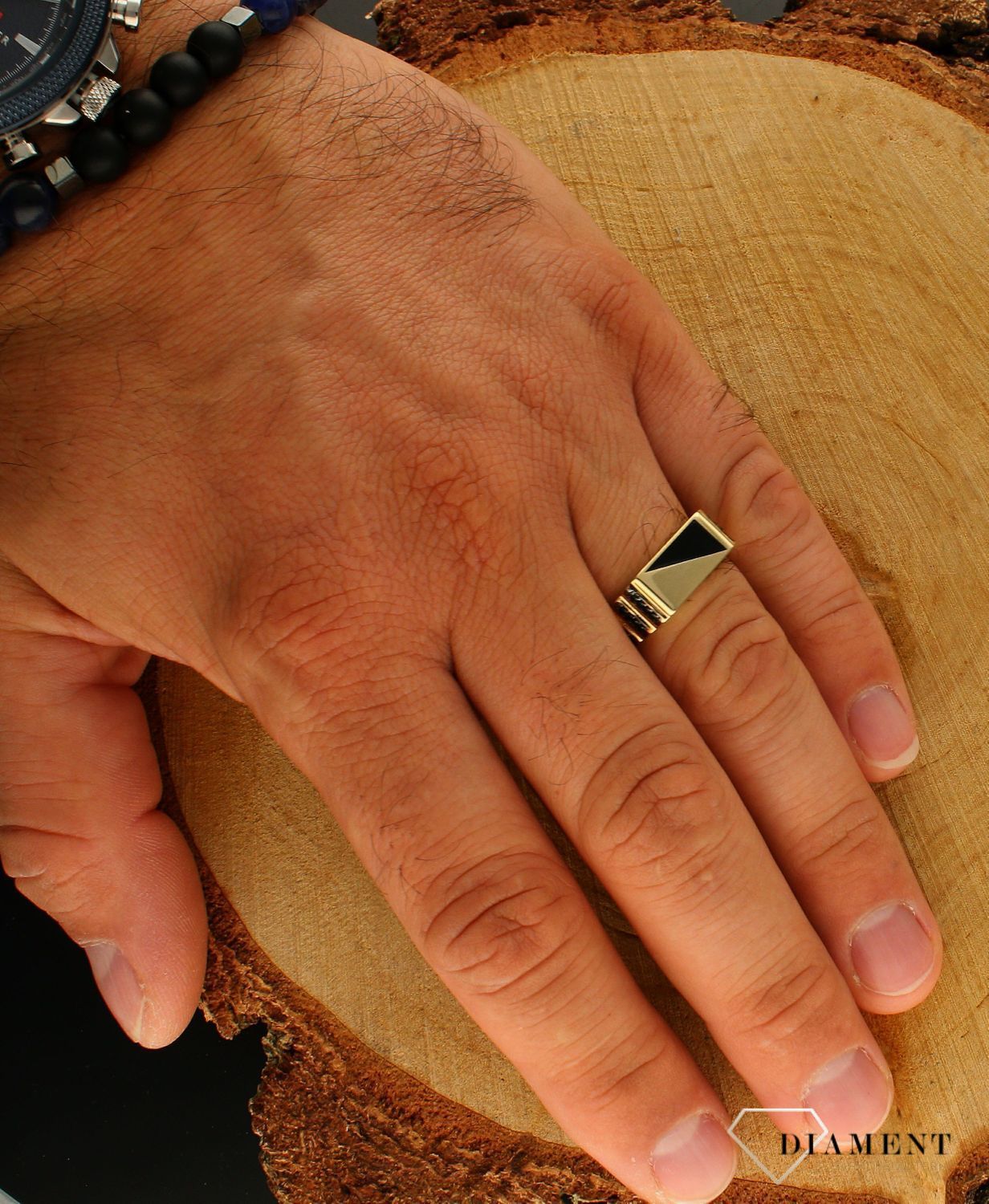 Sygnet męski złoty o prostokątnej formie uzupełnionej czarną emalią 585 DIA-PRS-10460-585 Złoty męski  sygnet wykonany z żółtego złota próby 585. Męska złota biżuteria idealna na prezent..jpg