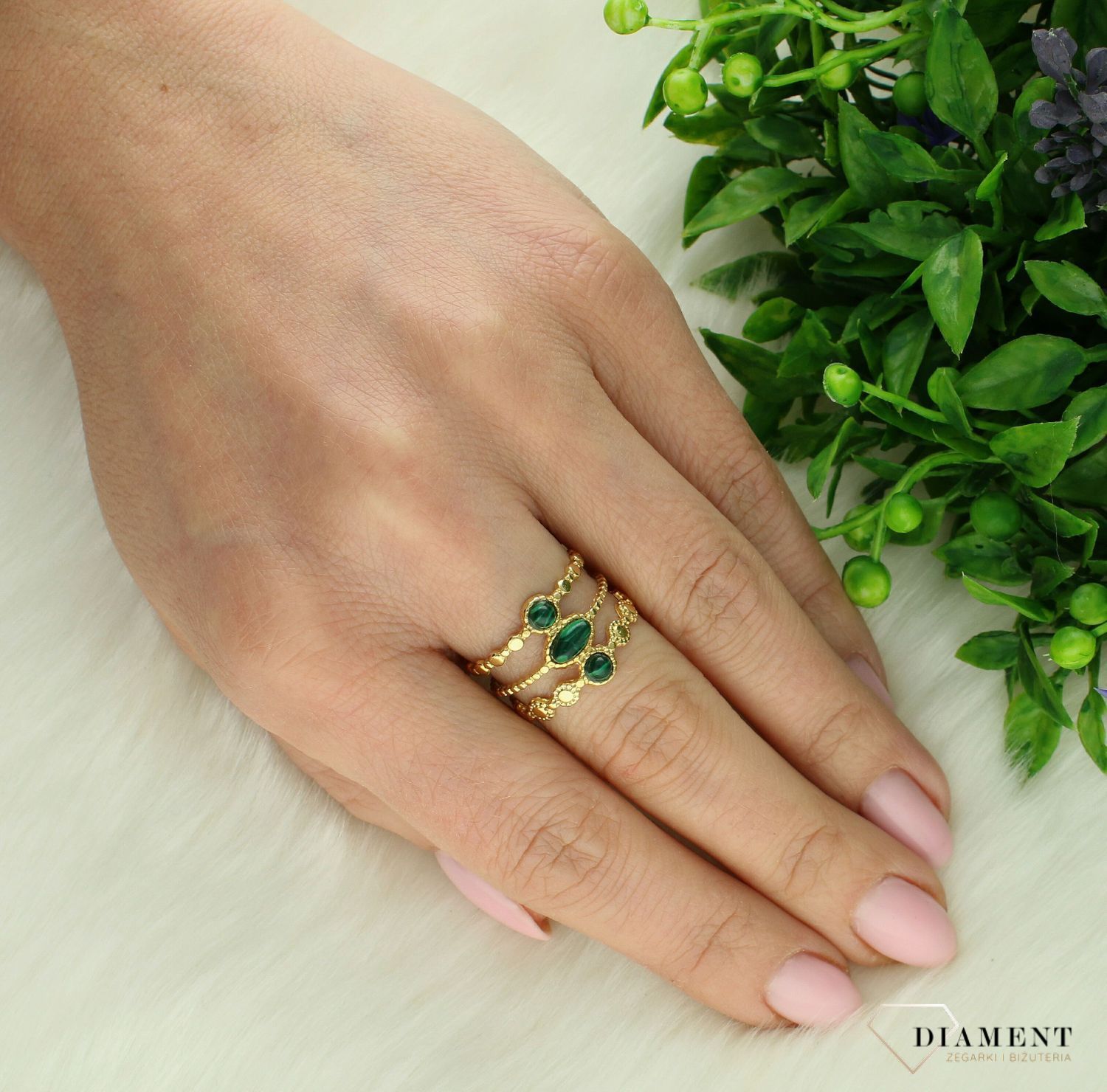 Srebrny pierścionek damski 925 pokryty złotem szeroka obrączka z malachitem rozmiar 15 DIA-PRS-10656-925. Srebrny pierścionek pozłacany damski. Srebrny pierścionek z zielonym kamieniem. Pierścionek srebrny damski n1.jpg