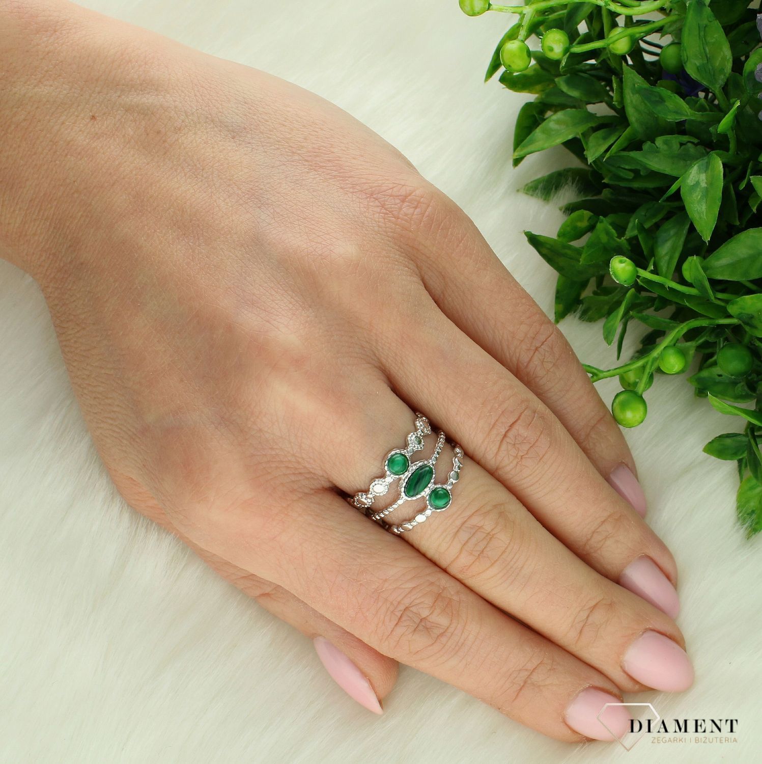 Srebrny pierścionek damski 925 szeroka obrączka z malachitem rozmiar 15 DIA-PRS-10659-925. Srebrny pierścionek damski. Srebrny pierścionek z zielonym kamieniem. Pierścionek srebrny damski na prezent. Srebrny pierśc2.jpg