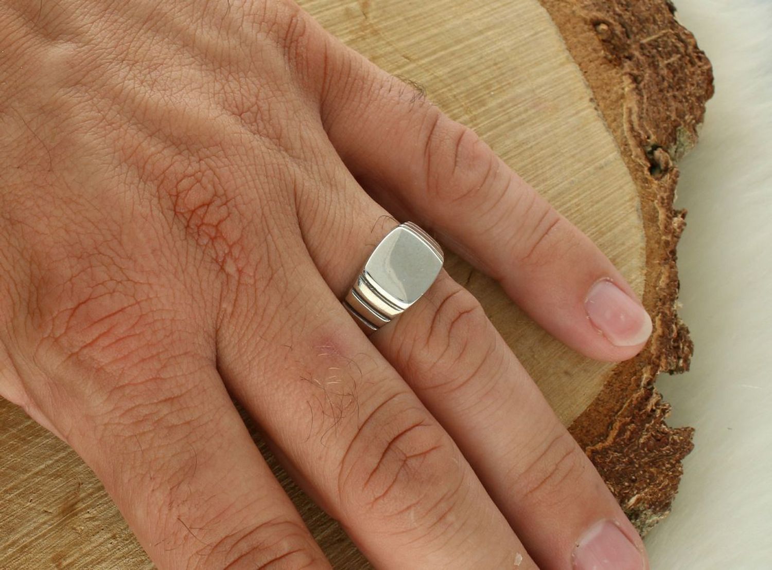 Sygnet męski ze srebra próby 925, rozmiar 29. Wymiary górnej części 1,0 x 1,2 cm, szerokość szyny 2 mm, waga 4,00 g. Model DIA-PRS-10662-925 – elegancki pierścionek z charakterem.1.jpg