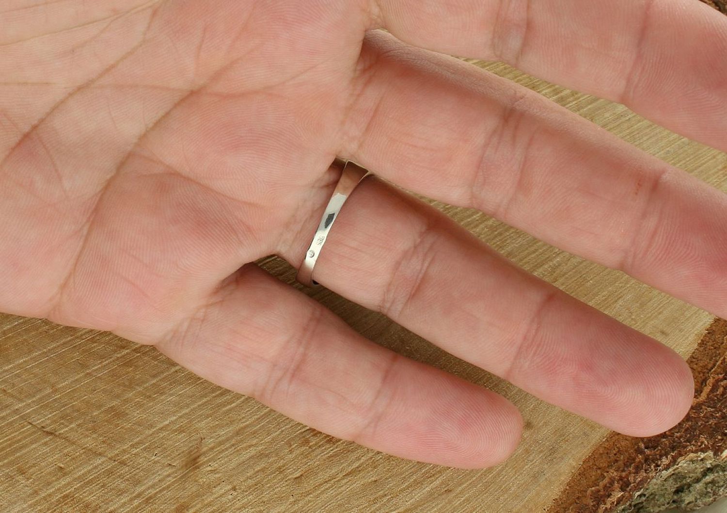 Sygnet męski ze srebra próby 925, rozmiar 29. Wymiary górnej części 1,0 x 1,2 cm, szerokość szyny 2 mm, waga 4,00 g. Model DIA-PRS-10662-925 – elegancki pierścionek z charakterem.1.jpg