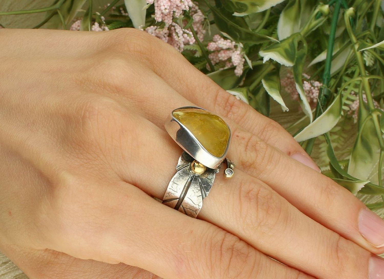 Elegancki pierścionek srebrny 925 z bursztynem bałtyckim żółtym, geometryczny design, waga 10,45 g, szerokość elementu ozdobnego 2,00 cm x 2,3 cm, szerokość szyny 8 mm.1.jpg