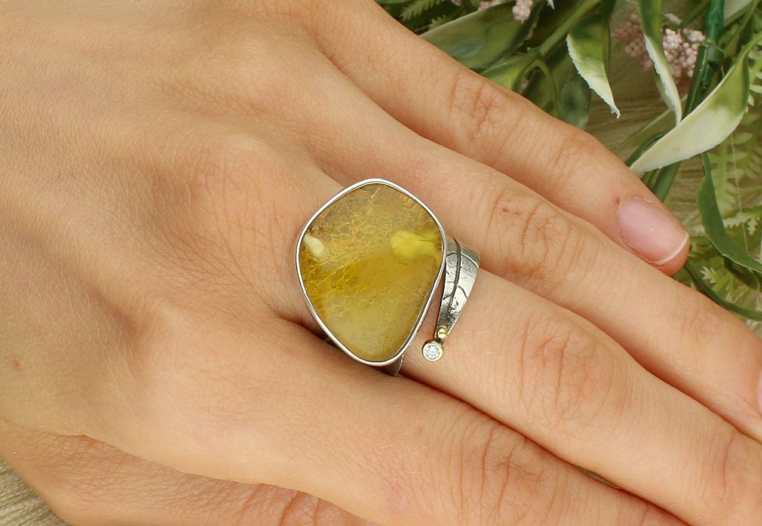 Elegancki pierścionek srebrny 925 z bursztynem bałtyckim żółtym, geometryczny design, waga 10,45 g, szerokość elementu ozdobnego 2,00 cm x 2,3 cm, szerokość szyny 8 mm.1.jpg
