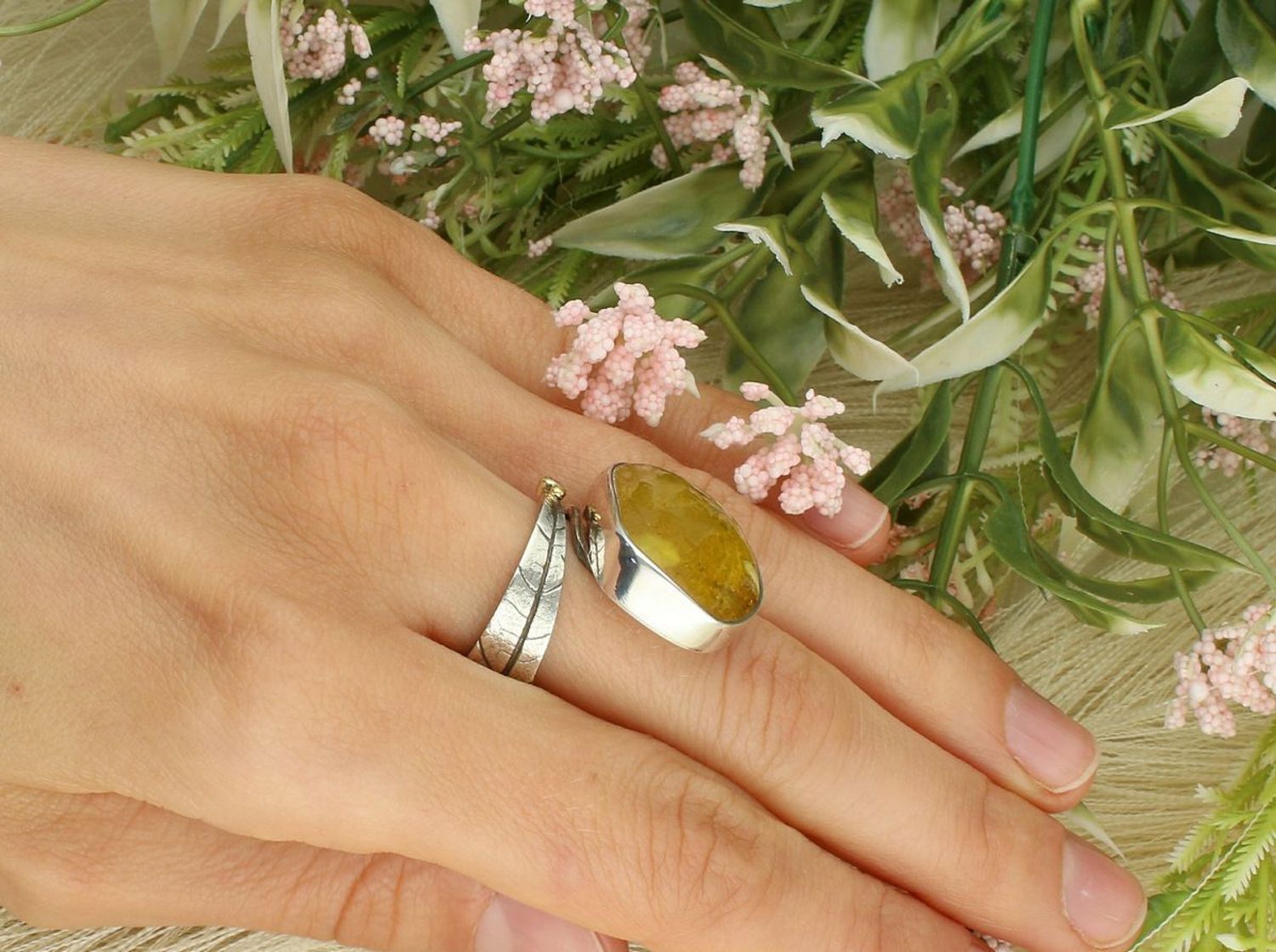 Elegancki pierścionek srebrny 925 z bursztynem bałtyckim żółtym, geometryczny design, waga 10,45 g, szerokość elementu ozdobnego 2,00 cm x 2,3 cm, szerokość szyny 8 mm.1.jpg