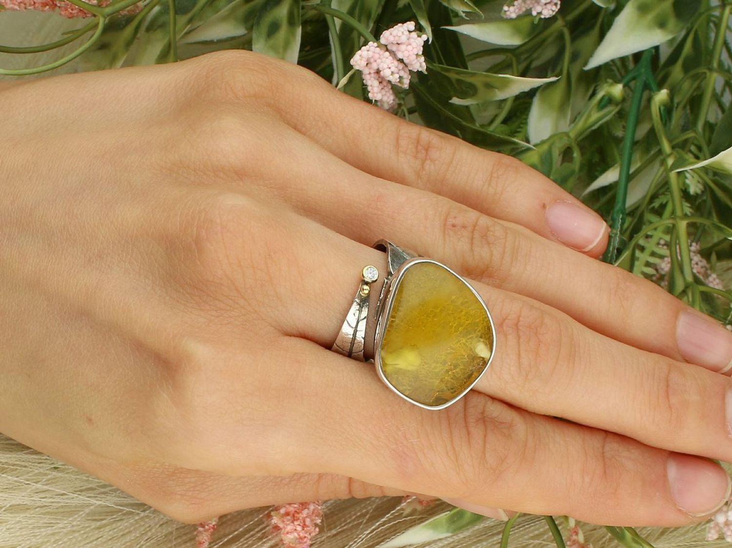 Elegancki pierścionek srebrny 925 z bursztynem bałtyckim żółtym, geometryczny design, waga 10,45 g, szerokość elementu ozdobnego 2,00 cm x 2,3 cm, szerokość szyny 8 mm.1.jpg