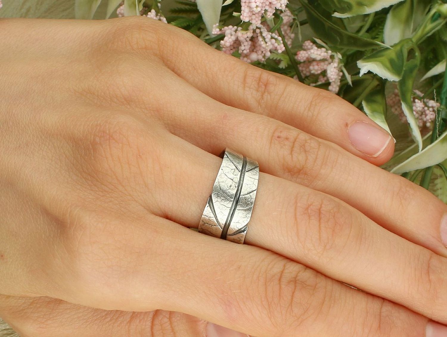 Elegancki pierścionek srebrny 925 z bursztynem bałtyckim żółtym, geometryczny design, waga 10,45 g, szerokość elementu ozdobnego 2,00 cm x 2,3 cm, szerokość szyny 8 mm.1.jpg