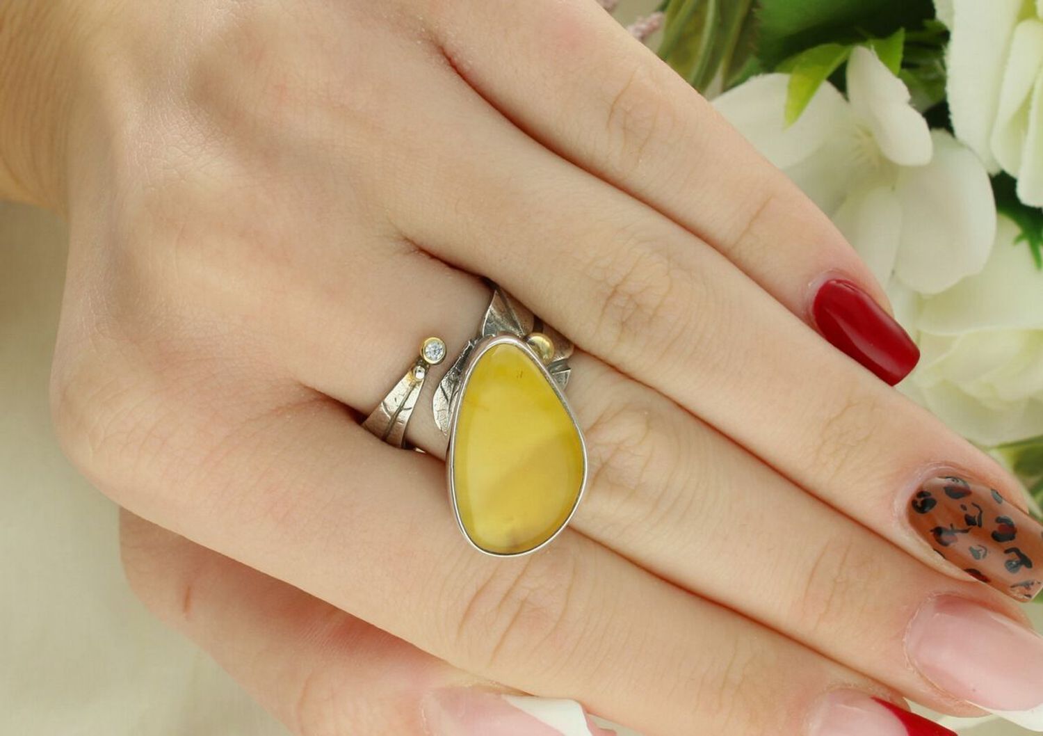 Pierścionek damski srebrny DIA-PRS-10669-925 z bursztynem, geometryczny design, srebro próby 925, wymiary kamienia 2,2 x 1,5 cm, waga 10,20 g. Elegancka i nowoczesna biżuteria idealna1.jpg