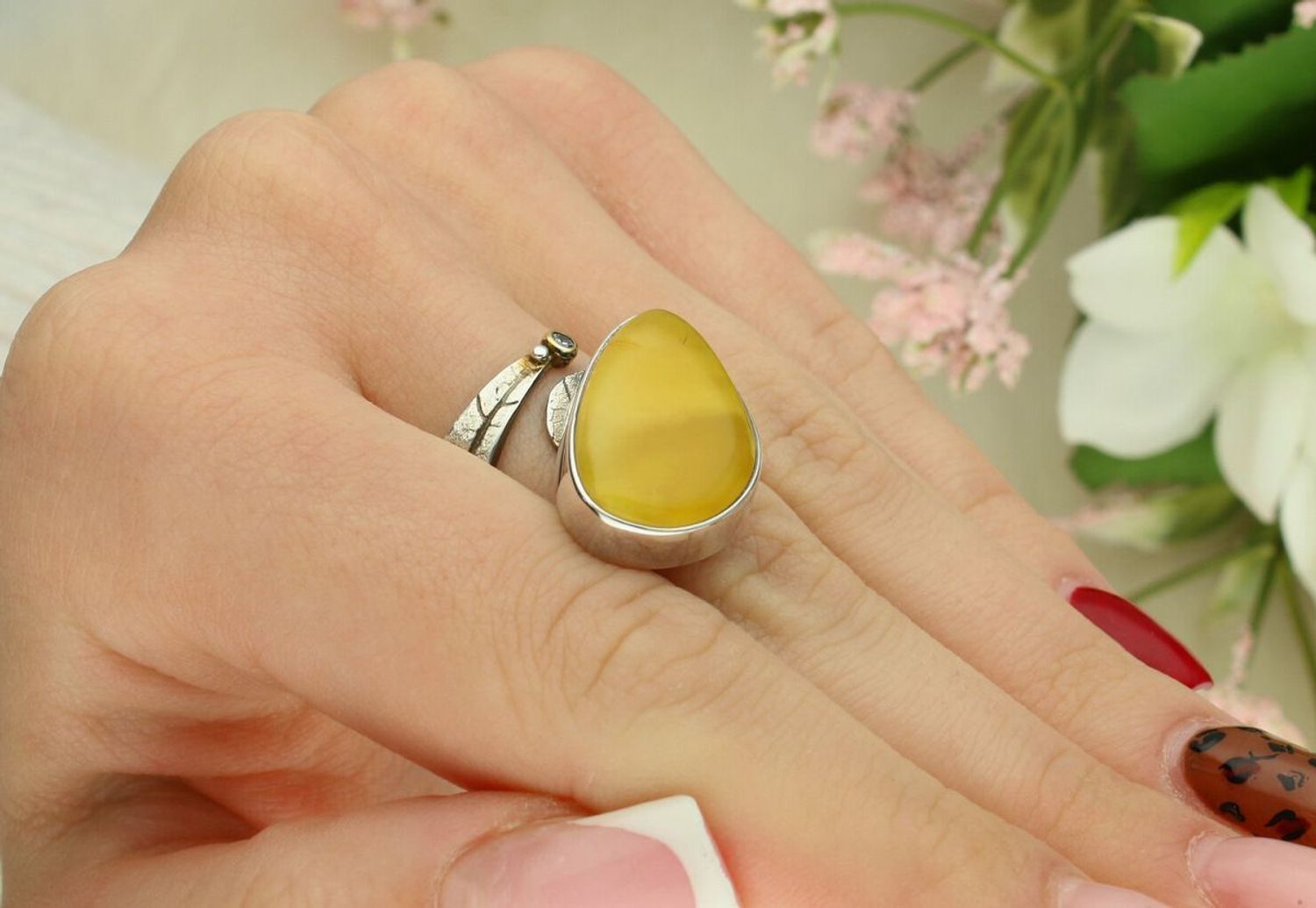 Pierścionek damski srebrny DIA-PRS-10669-925 z bursztynem, geometryczny design, srebro próby 925, wymiary kamienia 2,2 x 1,5 cm, waga 10,20 g. Elegancka i nowoczesna biżuteria idealna1.jpg