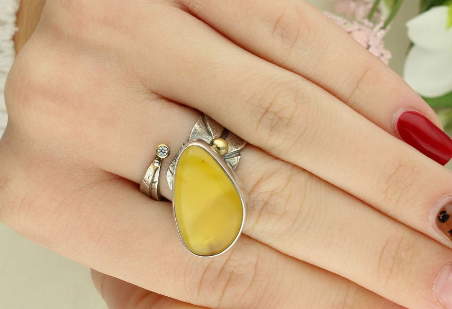 Pierścionek damski srebrny DIA-PRS-10669-925 z bursztynem, geometryczny design, srebro próby 925, wymiary kamienia 2,2 x 1,5 cm, waga 10,20 g. Elegancka i nowoczesna biżuteria idealna1.jpg