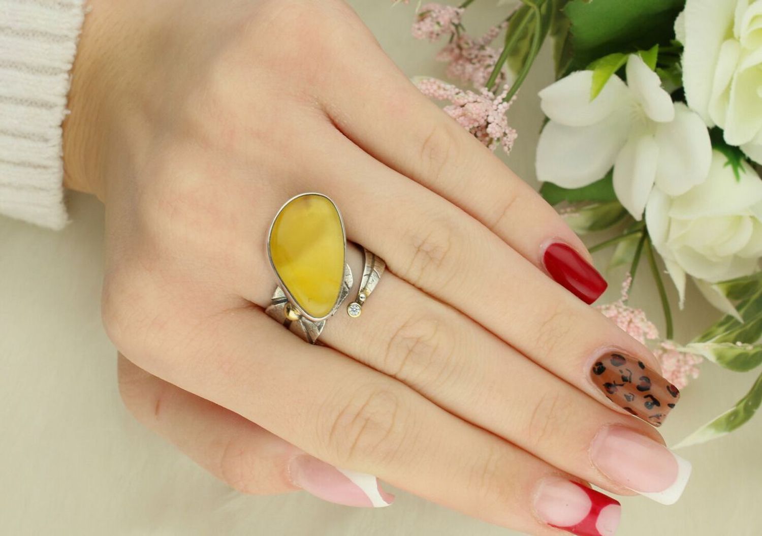 Pierścionek damski srebrny DIA-PRS-10669-925 z bursztynem, geometryczny design, srebro próby 925, wymiary kamienia 2,2 x 1,5 cm, waga 10,20 g. Elegancka i nowoczesna biżuteria idealna1.jpg