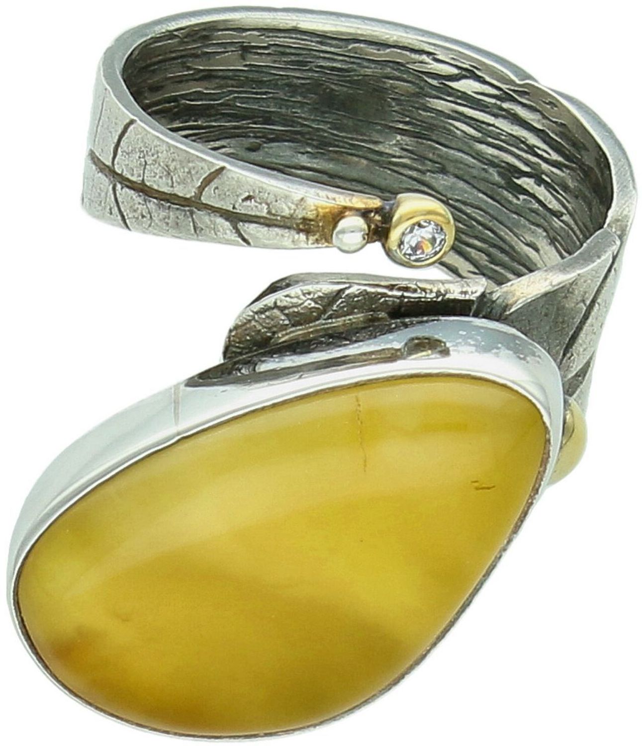 Pierścionek damski srebrny DIA-PRS-10669-925 z bursztynem, geometryczny design, srebro próby 925, wymiary kamienia 2,2 x 1,5 cm, waga 10,20 g. Elegancka i nowoczesna biżuteria idealna1.jpg