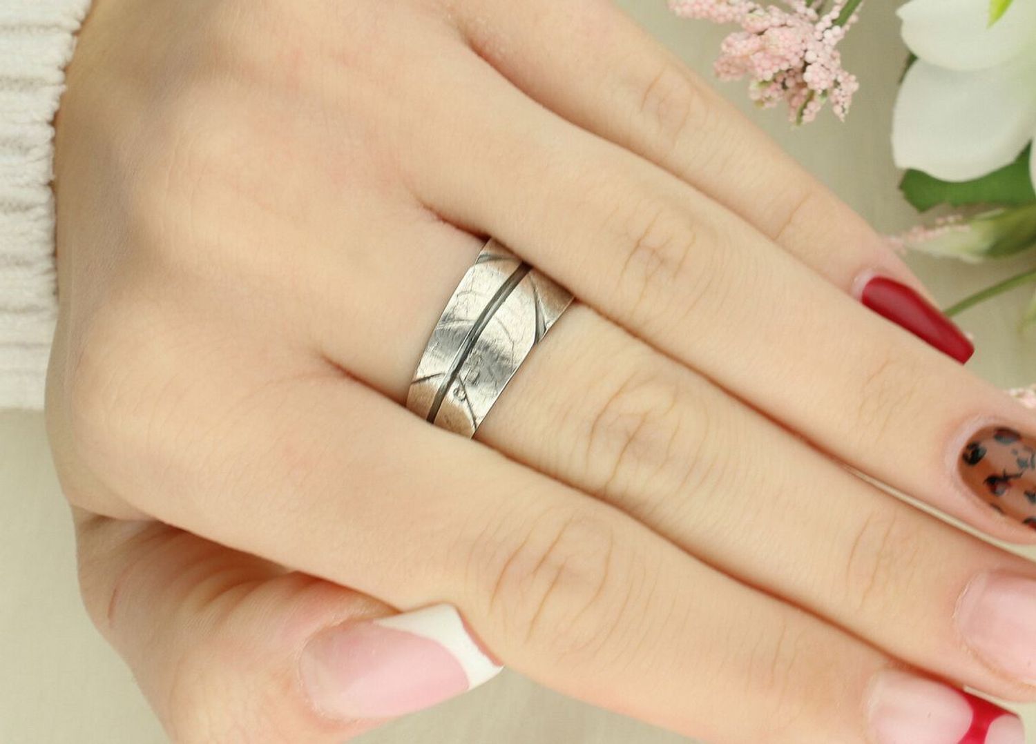 Pierścionek damski srebrny DIA-PRS-10669-925 z bursztynem, geometryczny design, srebro próby 925, wymiary kamienia 2,2 x 1,5 cm, waga 10,20 g. Elegancka i nowoczesna biżuteria idealna1.jpg