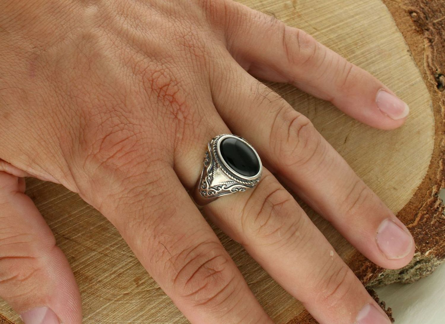 Srebrny sygnet męski 925 z czarnym kamieniem i zdobionymi bokami DIA-PRS-10671-925.jpg