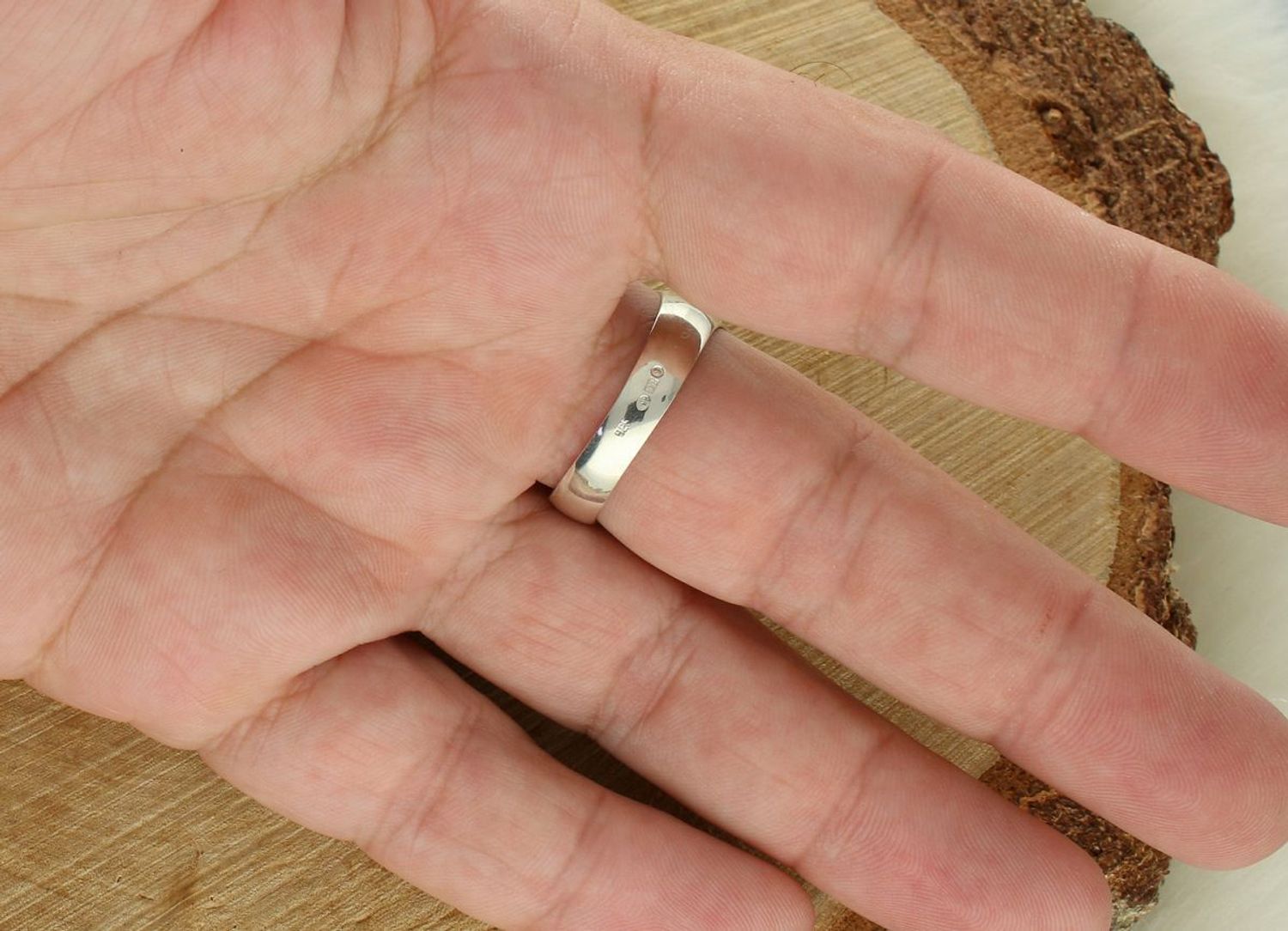 Srebrny sygnet męski 925 z czarnym kamieniem i zdobionymi bokami DIA-PRS-10671-925.jpg