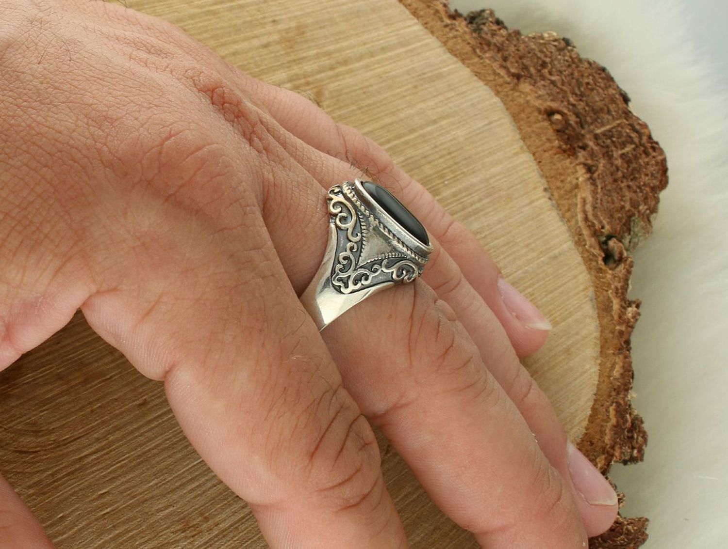 Srebrny sygnet męski 925 z czarnym kamieniem i zdobionymi bokami DIA-PRS-10671-925.jpg