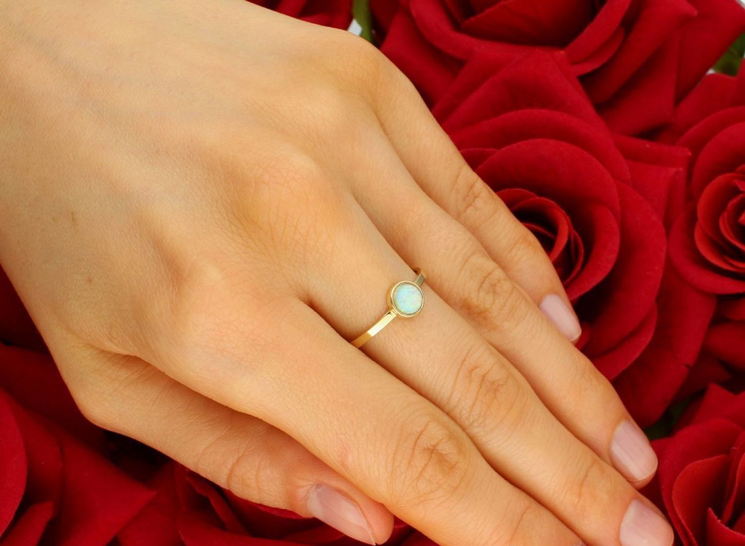 Złoty pierścionek 585 z opalem białym DIA-PRS-10677-585  Ponadczasowy wzór inspirowany ikonami sztuki jubilerskiej podkreśli piękno wyjątkowych momentów zaręczyn, rocznic, jubileuszy. 1.jpg