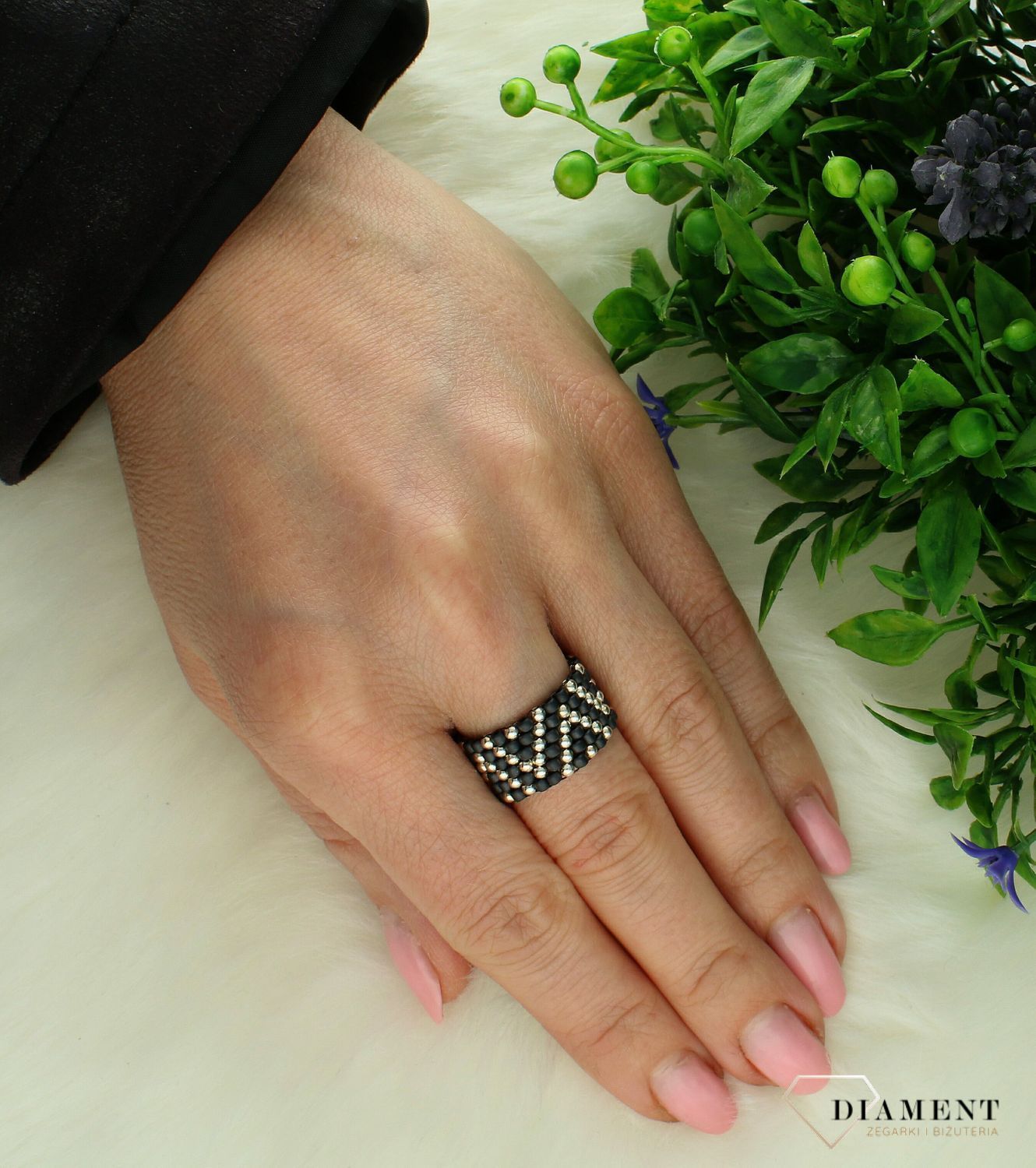 Pierścionek damski szeroka obrączka z koralików szaro srebrna DIA-PRS-10795-INNE. Ręcznie wykonany pierścionek z koralików. Idealny pomysł na prezent dla każdej kobiety. Pierścionek w stylu etno. Pierścionek rękodzieło z koralików.2.jpg