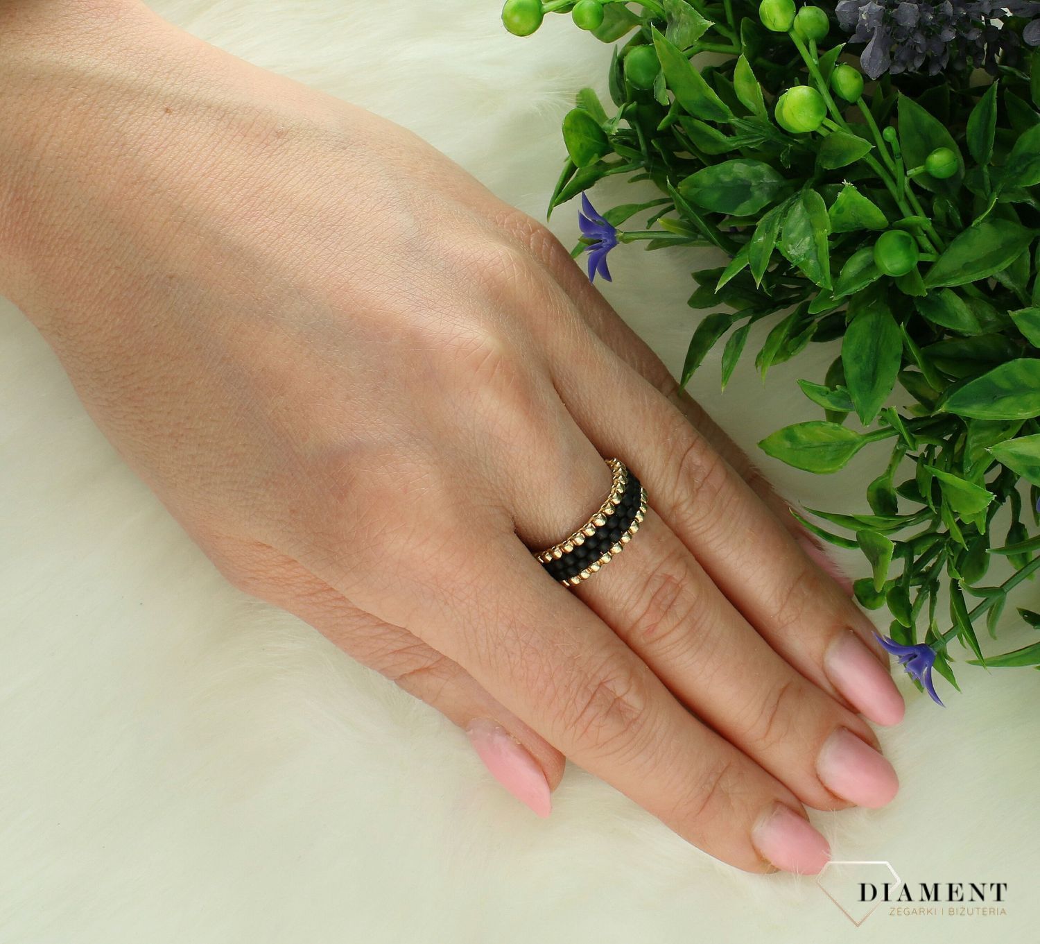 Pierścionek damski szeroka obrączka z koralików czarno złota DIA-PRS-10796-INNE. Ręcznie wykonany pierścionek z koralików. Idealny pomysł na prezent dla każdej kobiety. Pierścionek w stylu etno. Pierścionek rękodzieło z koralików.1.jpg
