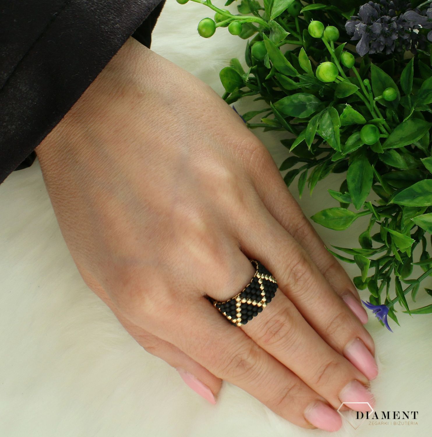 Pierścionek damski szeroka obrączka z koralików czarno złota DIA-PRS-10799-INNE. Ręcznie wykonany pierścionek z koralików. Idealny pomysł na prezent dla każdej kobiety. Pierścionek w stylu etno. Pierścionek rękodzieło z koralików.2.jpg