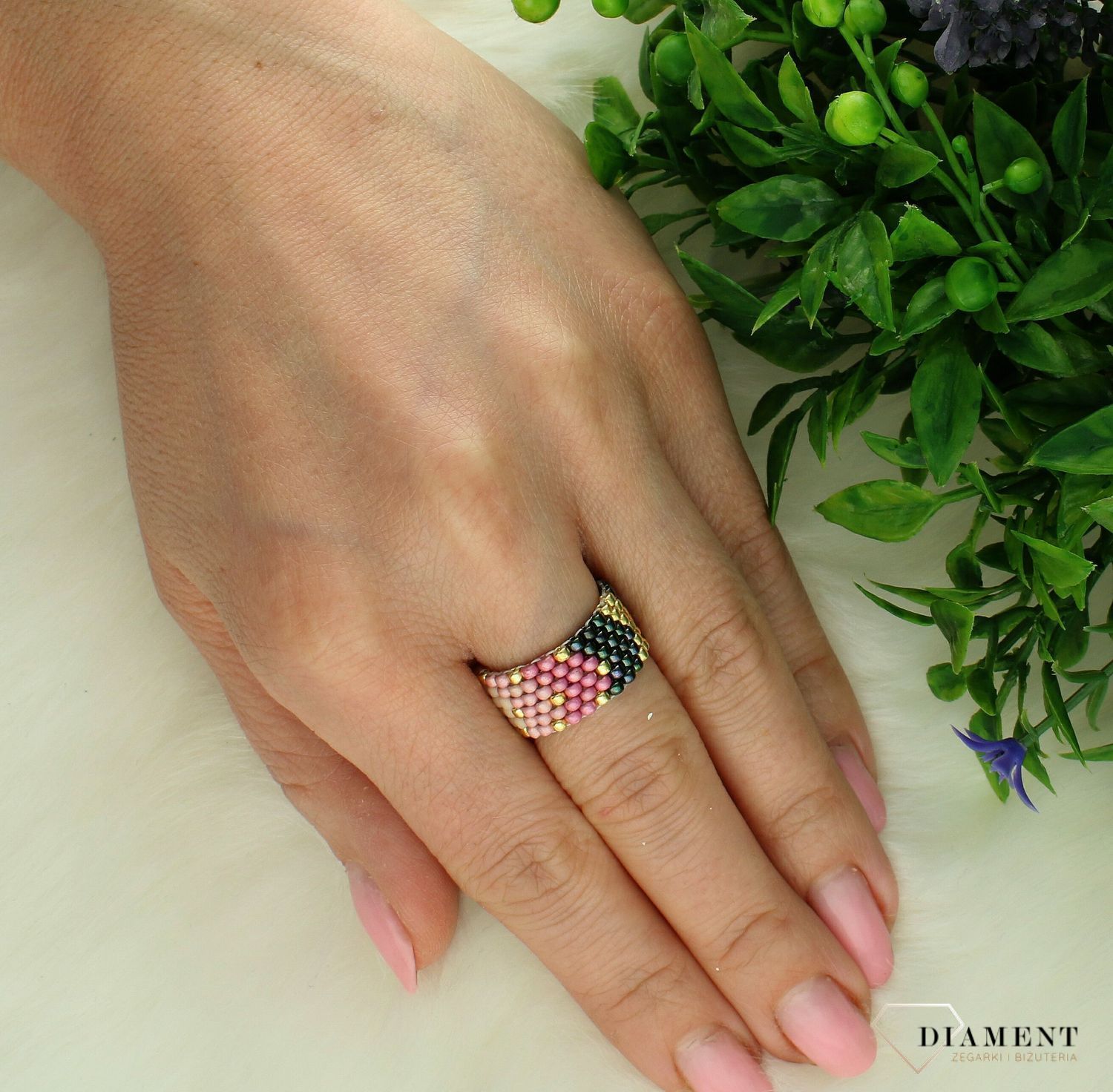 Pierścionek damski szeroka obrączka z koralików wielokolorowa DIA-PRS-10800-INNE. Ręcznie wykonany pierścionek z koralików. Idealny pomysł na prezent dla każdej kobiety. Pierścionek w stylu etno. Pierścionek rękodzieło z koralików..jpg