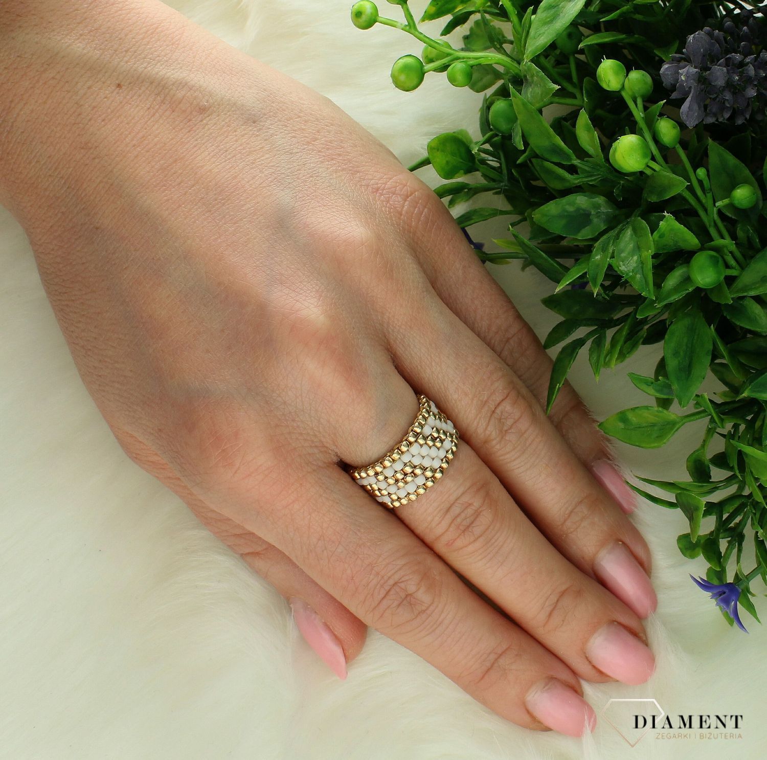 Pierścionek damski szeroka obrączka z koralików biało złota DIA-PRS-10802-INNE. Ręcznie wykonany pierścionek z koralików. Idealny pomysł na prezent dla każdej kobiety. Pierścionek w stylu etno. Pierścionek rękodzieło z koralików.1.jpg