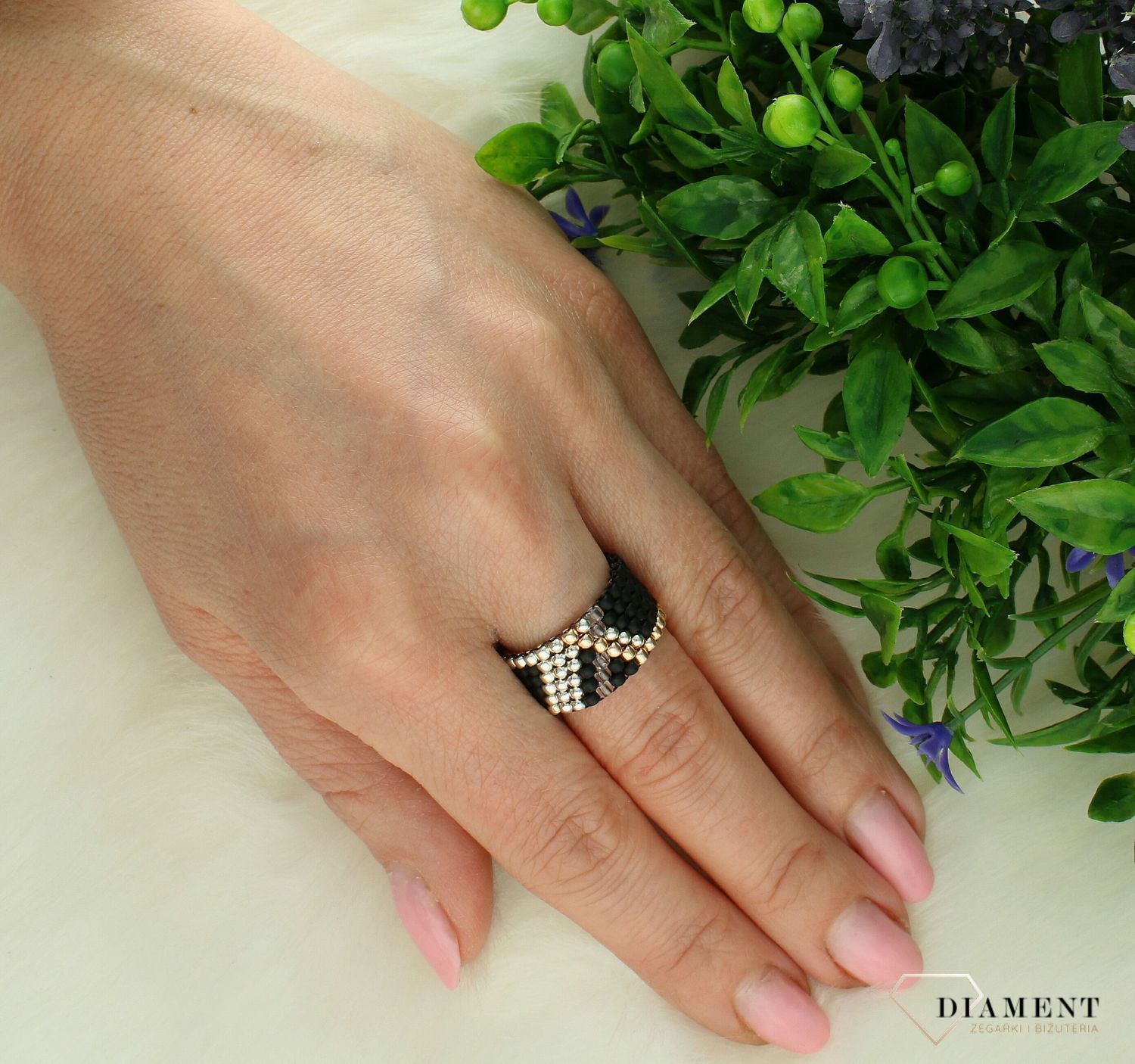 Pierścionek damski szeroka obrączka z koralików czarna DIA-PRS-10803-INNE. Ręcznie wykonany pierścionek z koralików. Idealny pomysł na prezent dla każdej kobiety. Pierścionek w stylu etno. Pierścionek rękodzieło z koralików..jpg