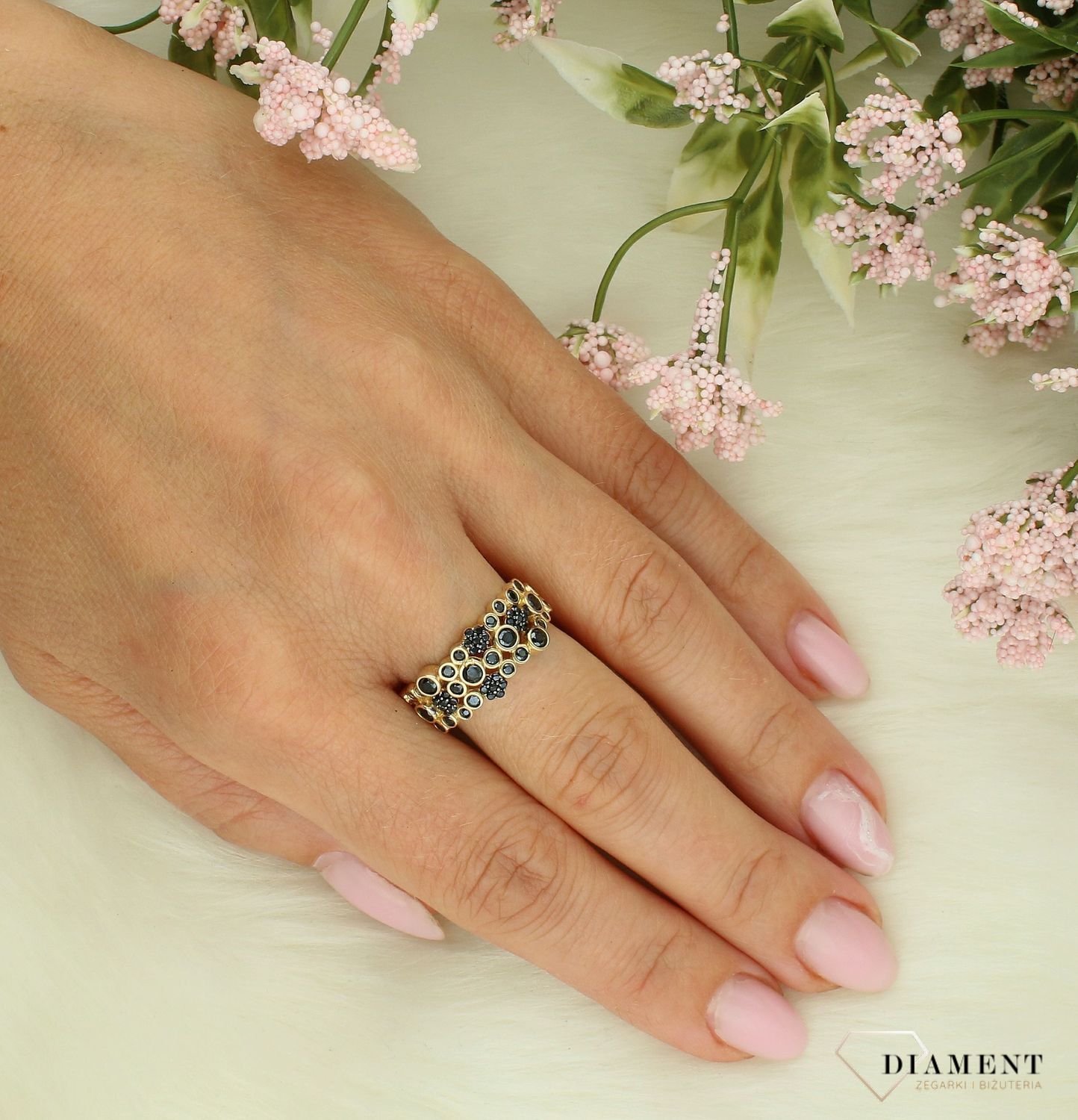 Złoty pierścionek damski 585 z czarnymi drobnymi cyrkoniami rozmiar 15 DIA-PRS-10882-585. Złoty pierścionek damski. Złoty pierścionek z cyrkoniami. Pierścionek złoty zaręczynowy. Pierścionek złoty próby 585. Złoty pierścionek na prezen.jpg