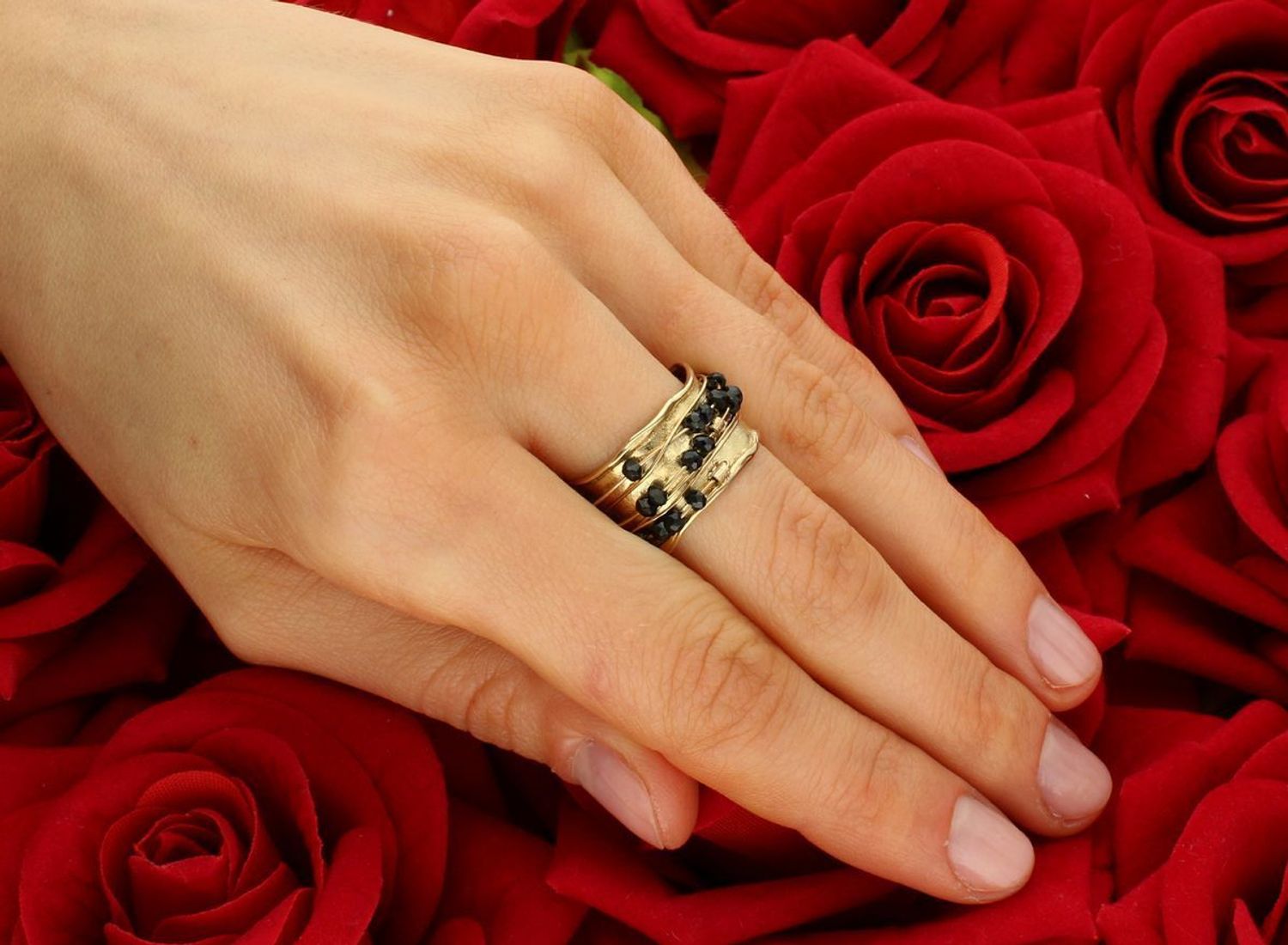 Złoty pierścionek obrączka z czarnymi koralikami próba 585, DIA-PRS-10983-585. Takie pierścionki zazwyczaj charakteryzują się nowoczesnym designem, gdzie szeroka złota oprawa doskonale 1.jpg