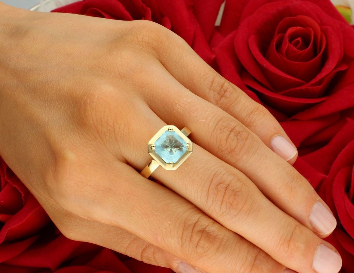 Złoty pierścionek damski próby 585 z niebieską cyrkonią w kwadratowej oprawie (1,2 cm). Szyna 3 mm, waga 3,34 g. Model DIA-PRS-10985-585 – nowoczesna elegancja i styl.1.jpg
