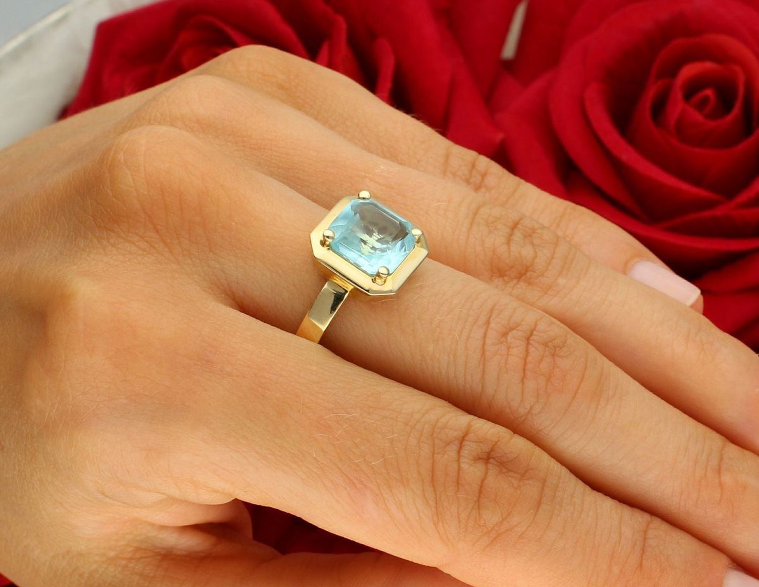 Złoty pierścionek damski próby 585 z niebieską cyrkonią w kwadratowej oprawie (1,2 cm). Szyna 3 mm, waga 3,34 g. Model DIA-PRS-10985-585 – nowoczesna elegancja i styl.1.jpg