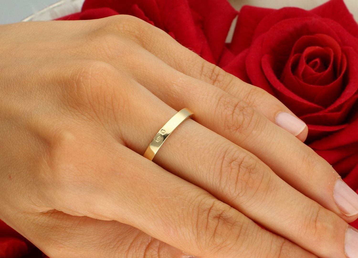 Złoty pierścionek damski próby 585 z niebieską cyrkonią w kwadratowej oprawie (1,2 cm). Szyna 3 mm, waga 3,34 g. Model DIA-PRS-10985-585 – nowoczesna elegancja i styl.1.jpg