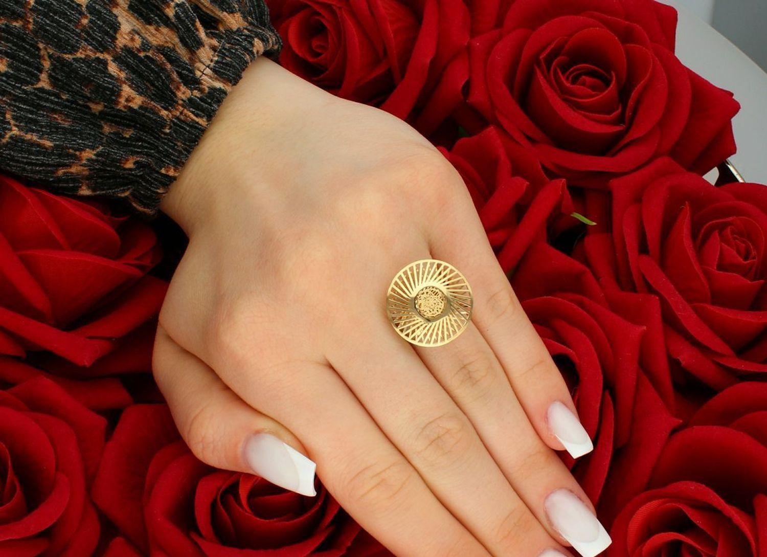 Złoty pierścionek ozdobiony ażurowym wzorem próba 585 rozmiar 18, DIA-PRS-11001-585. Ten wyjątkowy złoty pierścionek, wykonany z wysokiej jakości złota próby 585, wyróżnia się niezwykłym, 1.jpg