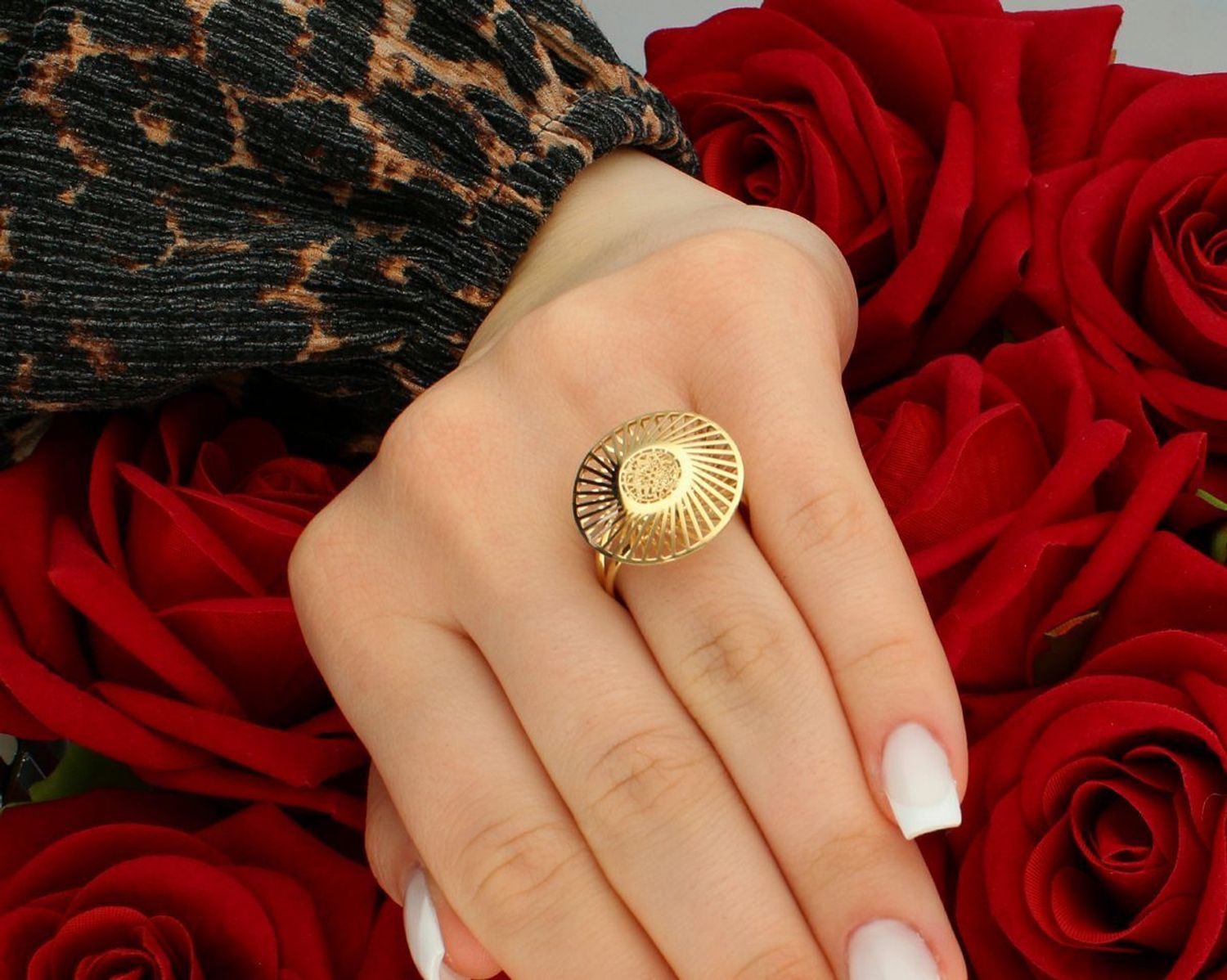 Złoty pierścionek ozdobiony ażurowym wzorem próba 585 rozmiar 18, DIA-PRS-11001-585. Ten wyjątkowy złoty pierścionek, wykonany z wysokiej jakości złota próby 585, wyróżnia się niezwykłym, 1.jpg