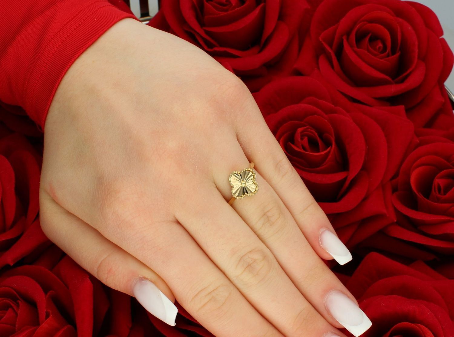 Złoty pierścionek damski 585 Grawerowany kwiatek DIA-PRS-11005-585. Niezwykle szykowny i stylowy pierścionek wykonany z najwyższej jakości 14–karatowego żółtego złota to elegancki dodatek 1.jpg