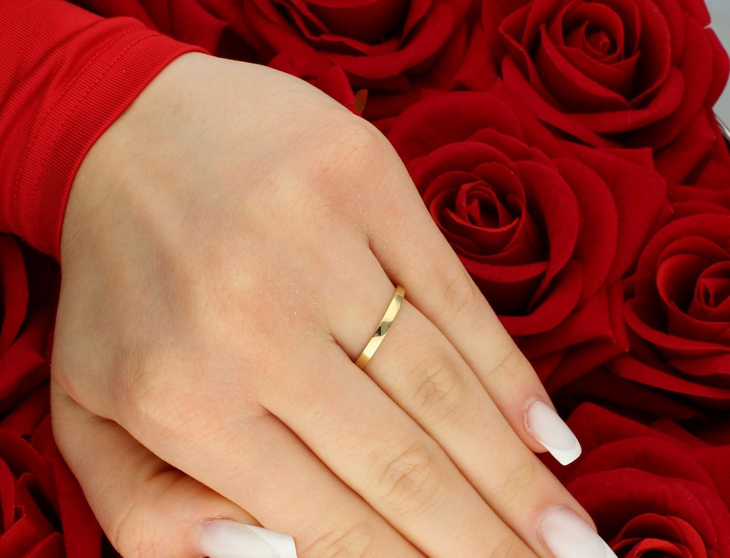 Złoty pierścionek damski 585 Grawerowany kwiatek DIA-PRS-11005-585. Niezwykle szykowny i stylowy pierścionek wykonany z najwyższej jakości 14–karatowego żółtego złota to elegancki dodatek 1.jpg