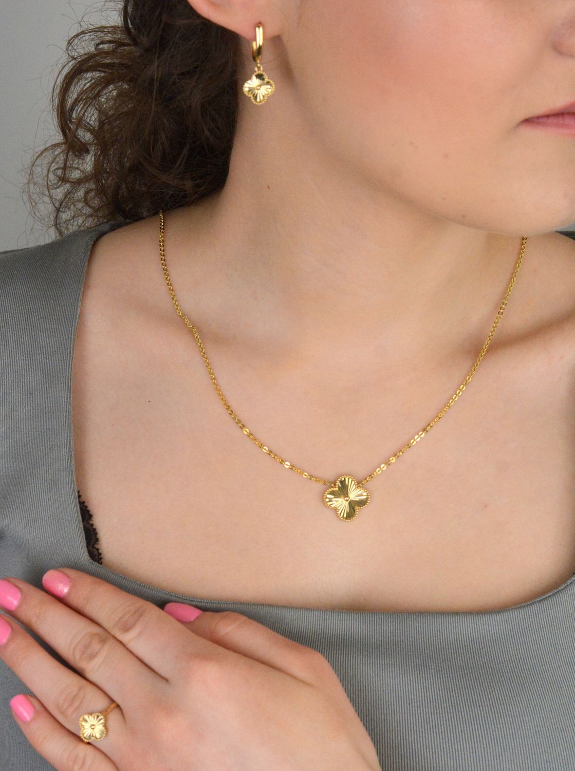 Złoty pierścionek damski 585 Grawerowany kwiatek DIA-PRS-11005-585. Niezwykle szykowny i stylowy pierścionek wykonany z najwyższej jakości 14–karatowego żółtego złota to elegancki dodatek 1.jpg