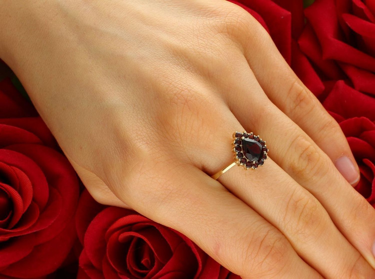 Pierścionek złoty łezka z rubinami pr 585, DIA-PRS-11047-585. Pierścionek złoty ozdobiony rubinem. Pierścionek wykonany z zachowaniem dbałości o każdy szczegół i detal.1.jpg