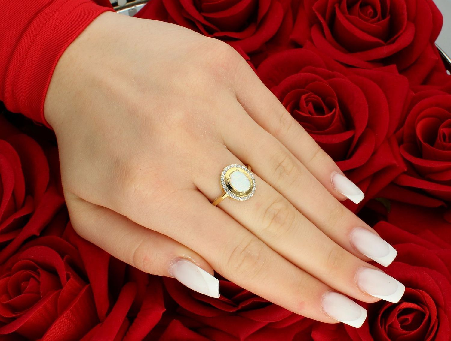 Złoty pierścionek z białym opalem DIA-PRS-11050-585 wykonany z 14-karatowego żółtego złota. Subtelna klasyka w nowoczesnym wydaniu. Szlachetny blask drogocennego kruszcu zamknięty 1.jpg