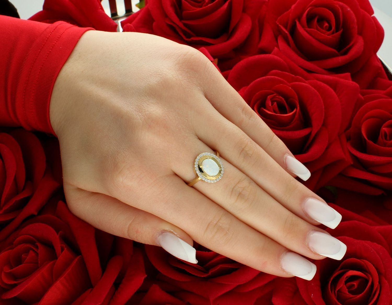 Złoty pierścionek z białym opalem DIA-PRS-11050-585 wykonany z 14-karatowego żółtego złota. Subtelna klasyka w nowoczesnym wydaniu. Szlachetny blask drogocennego kruszcu zamknięty 1.jpg