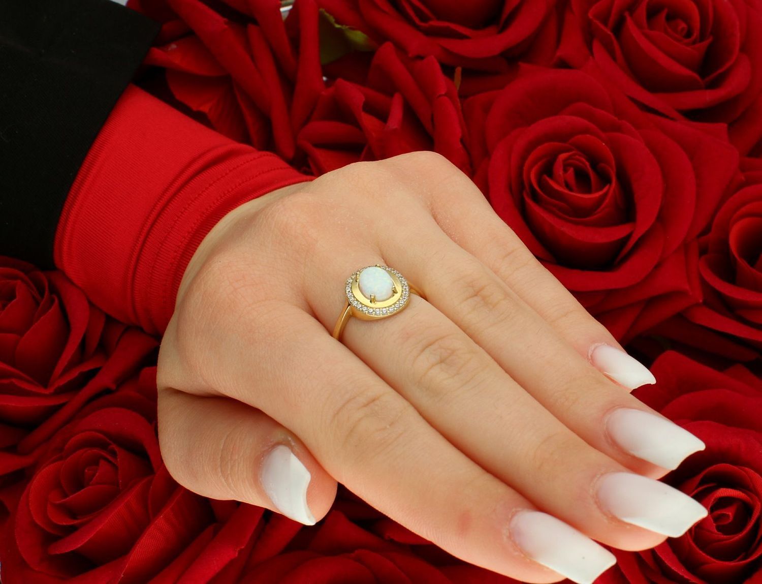 Złoty pierścionek z białym opalem DIA-PRS-11050-585 wykonany z 14-karatowego żółtego złota. Subtelna klasyka w nowoczesnym wydaniu. Szlachetny blask drogocennego kruszcu zamknięty 1.jpg