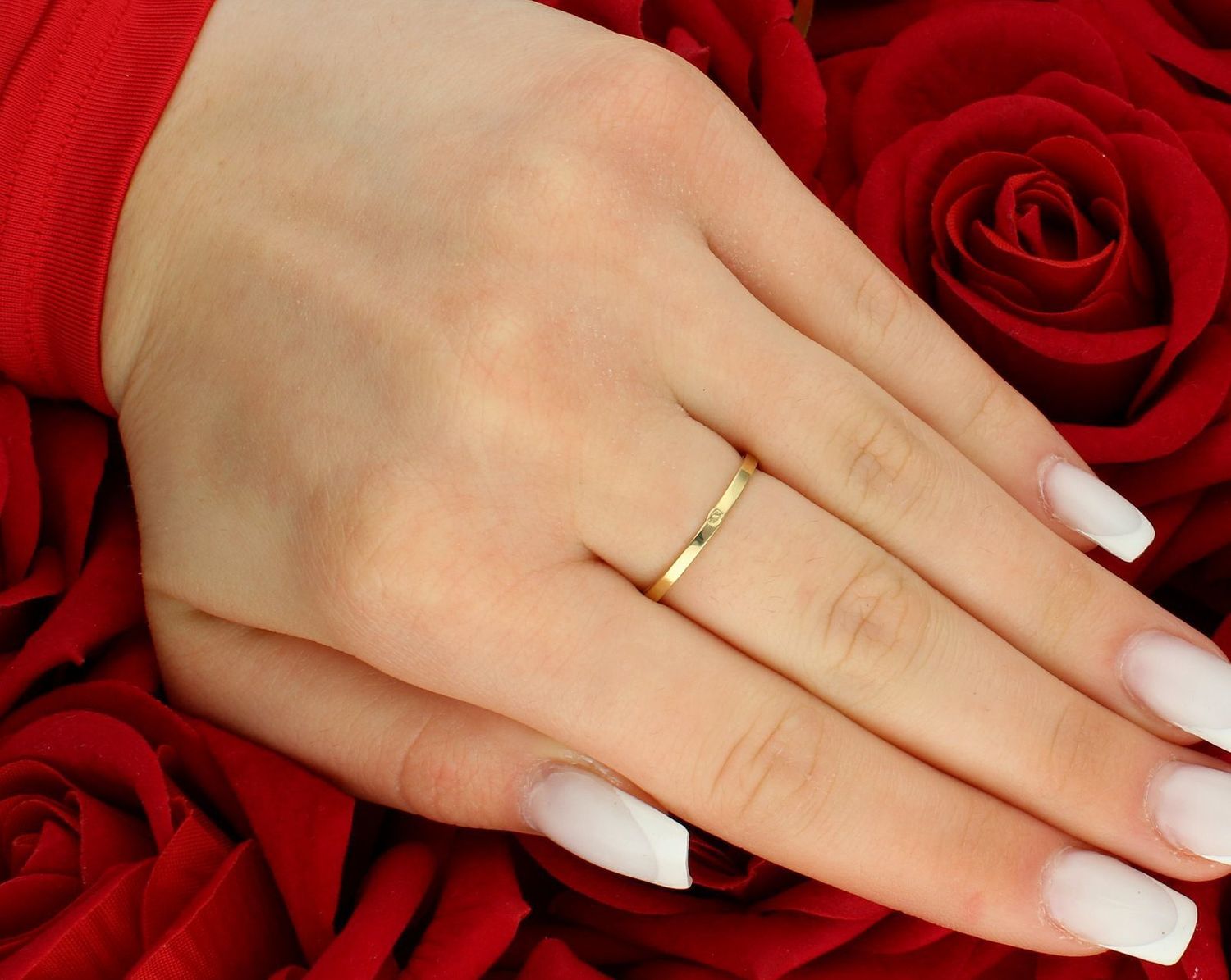 Złoty pierścionek z białym opalem DIA-PRS-11050-585 wykonany z 14-karatowego żółtego złota. Subtelna klasyka w nowoczesnym wydaniu. Szlachetny blask drogocennego kruszcu zamknięty 1.jpg