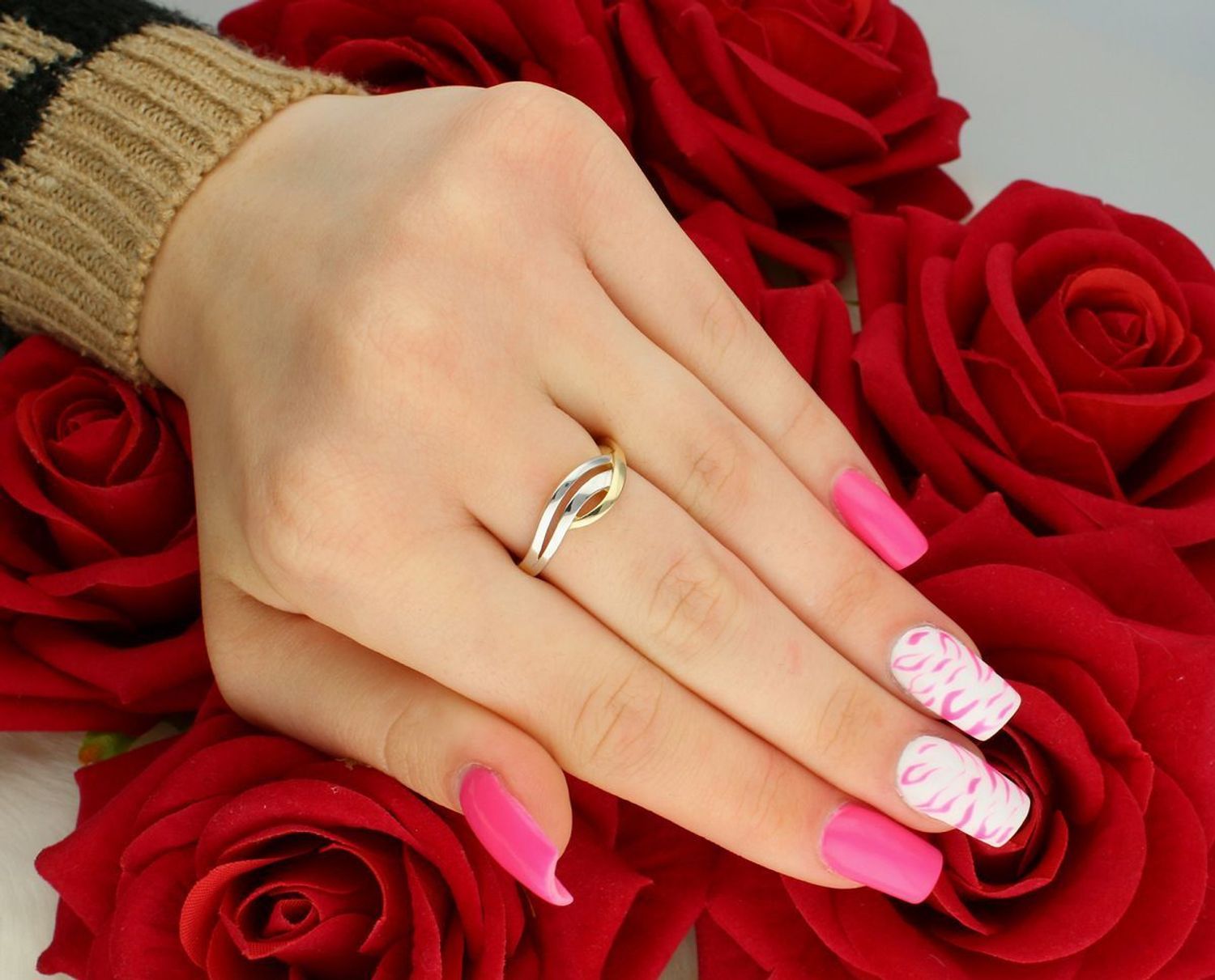 Pierścionek damski dwukolorowy DIA-PRS-11059-585 z białego i żółtego złota próby 585. Szerokość góry 7 mm, szyny 2 mm, waga 2,12 g, rozmiar 16. Elegancja z nutą asymetrii.11.jpg