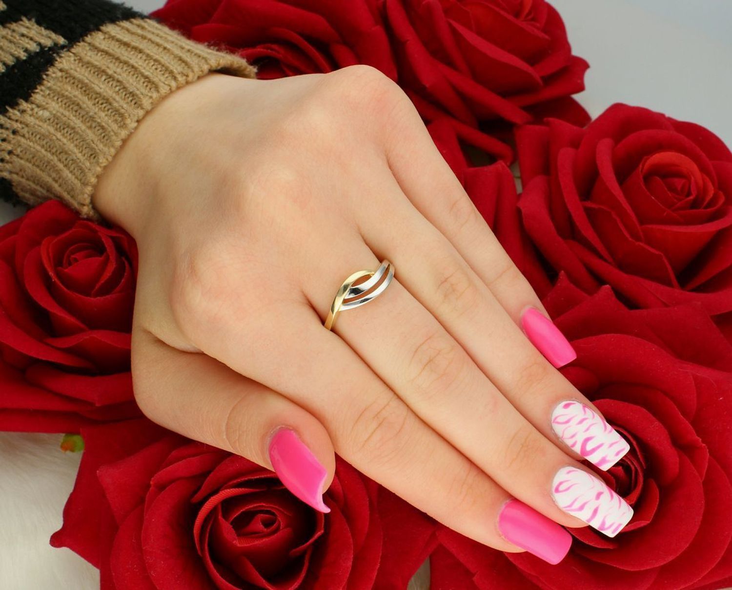 Pierścionek damski dwukolorowy DIA-PRS-11059-585 z białego i żółtego złota próby 585. Szerokość góry 7 mm, szyny 2 mm, waga 2,12 g, rozmiar 16. Elegancja z nutą asymetrii.11.jpg