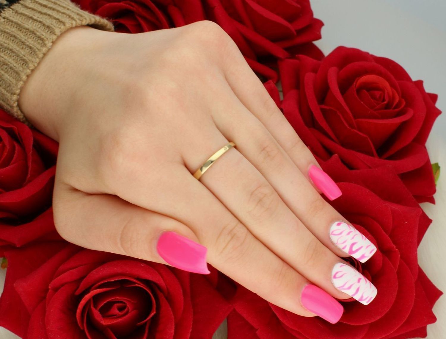 Pierścionek damski dwukolorowy DIA-PRS-11059-585 z białego i żółtego złota próby 585. Szerokość góry 7 mm, szyny 2 mm, waga 2,12 g, rozmiar 16. Elegancja z nutą asymetrii.11.jpg