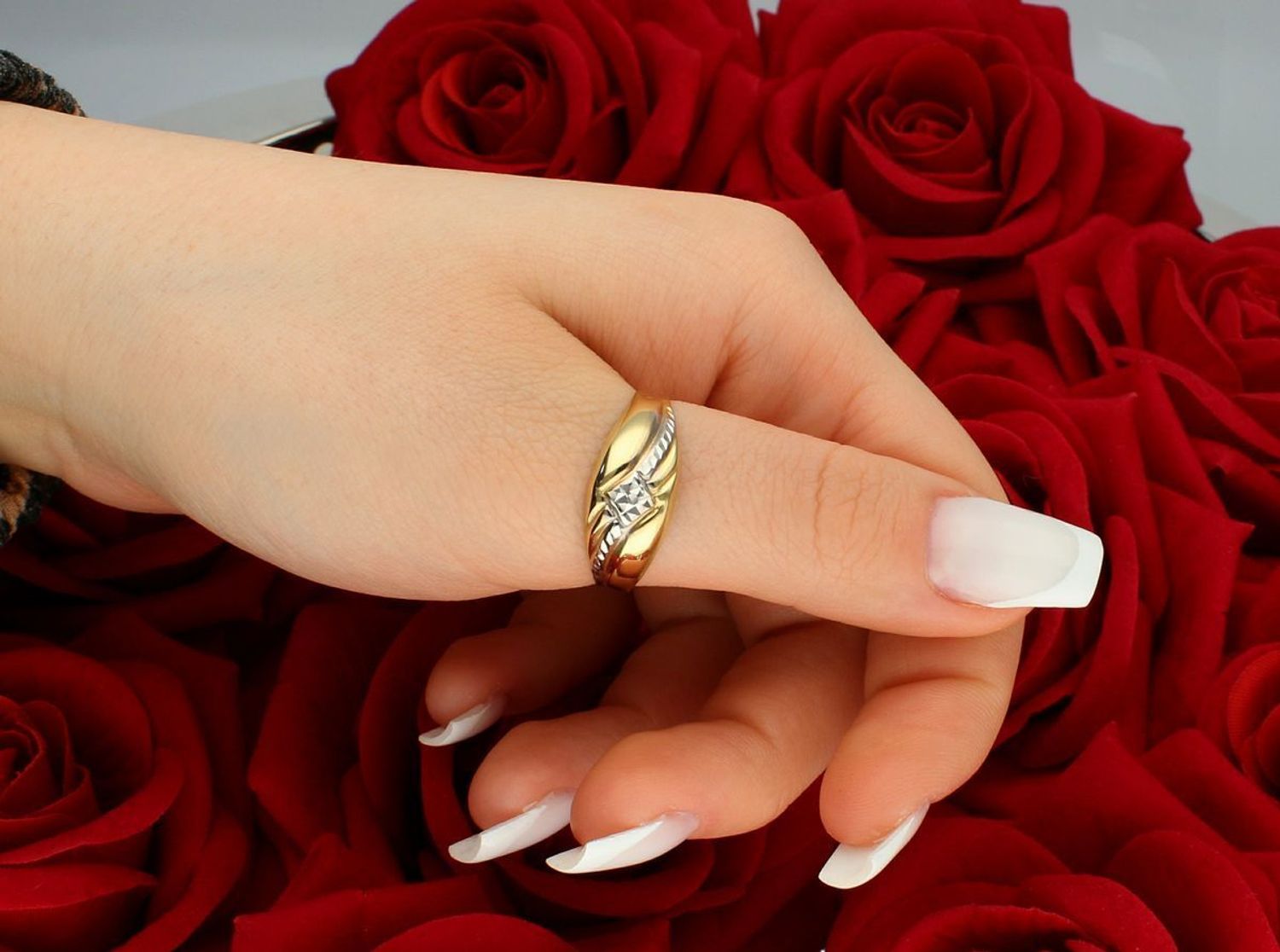 Złoty pierścionek ozdobiony dodatkiem z białego złota próba 585 rozmiar 27, DIA-PRS-11061-585. Elegancki pierścionek próby 585, ozdobiony subtelnym dodatkiem z białego złota. Doskonały 1.jpg